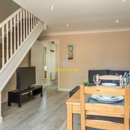 Cosy 2 Bed & Free Parking. Near Heathrow/Pinewood Villa Slough Exterior photo