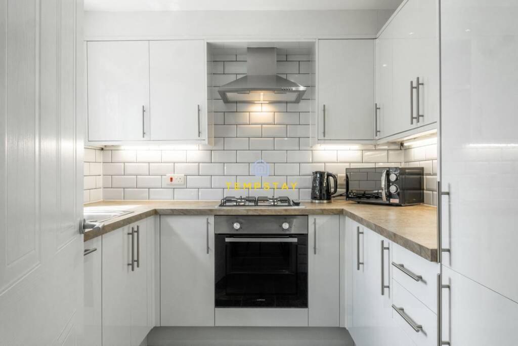 Cosy 2 Bed & Free Parking. Near Heathrow/Pinewood Villa Slough Exterior photo