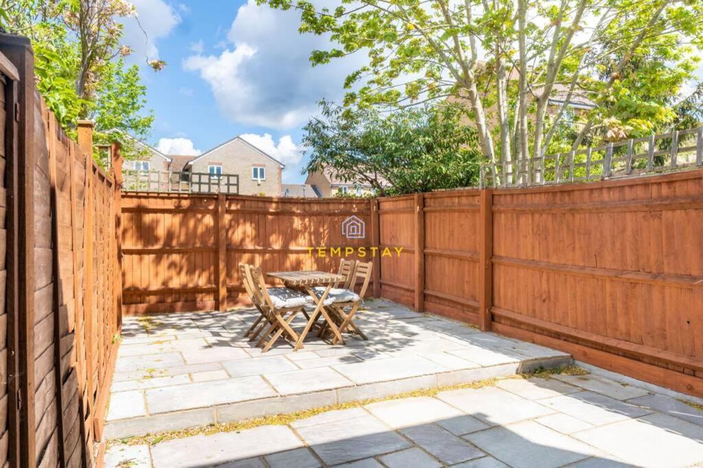 Cosy 2 Bed & Free Parking. Near Heathrow/Pinewood Villa Slough Exterior photo