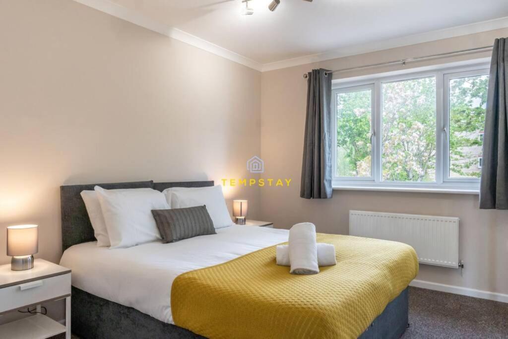 Cosy 2 Bed & Free Parking. Near Heathrow/Pinewood Villa Slough Exterior photo